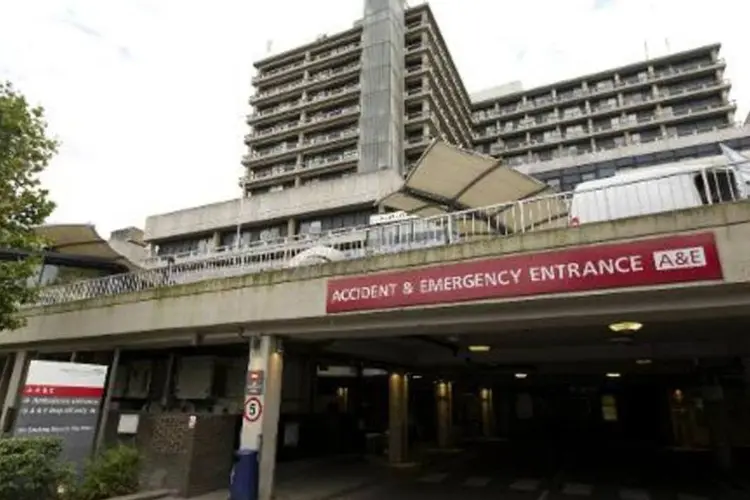 Entrada do hospital onde o britânico infectado pelo ebola ficou internado, em Londres (Justin Tallis/AFP)