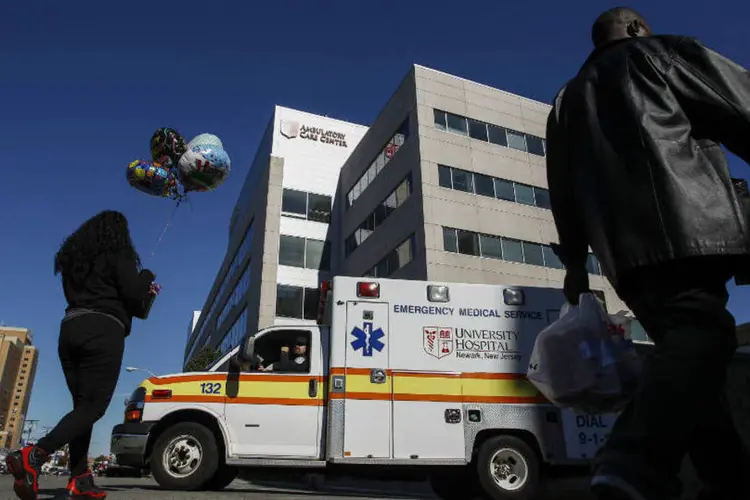 Hospital em Nova Jersey: Kaci foi a primeira a ser submetida à quarentena obrigatória na região (Eduardo Munoz/Reuters)