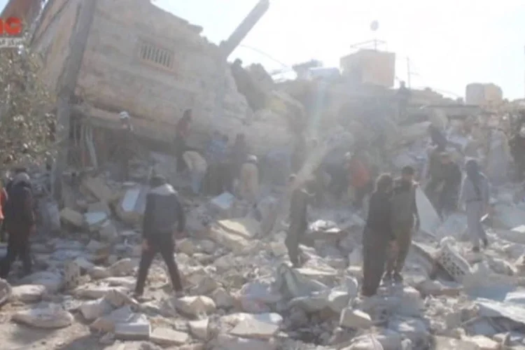 
	Pessoas pr&oacute;ximas a pr&eacute;dio do hospital destru&iacute;do do M&eacute;dicos Sem Fronteiras em Idlib, na S&iacute;ria
 (REUTERS/Social Media Website)