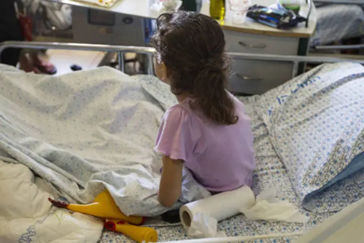 Menina síria em hospital em Israel: jornada é arriscada para quem teme as forças do governo do presidente sírio, Bashar al-Assad (Baz Ratner/Reuters)