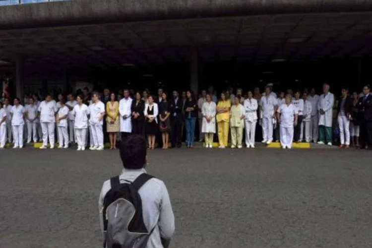 Trabalhadores da saúde participam de minuto de silêncio para as vítimas do acidente de trem, no University Clinical Hospital em Santiago de Compostela (Reuters/ Eloy Alonso)
