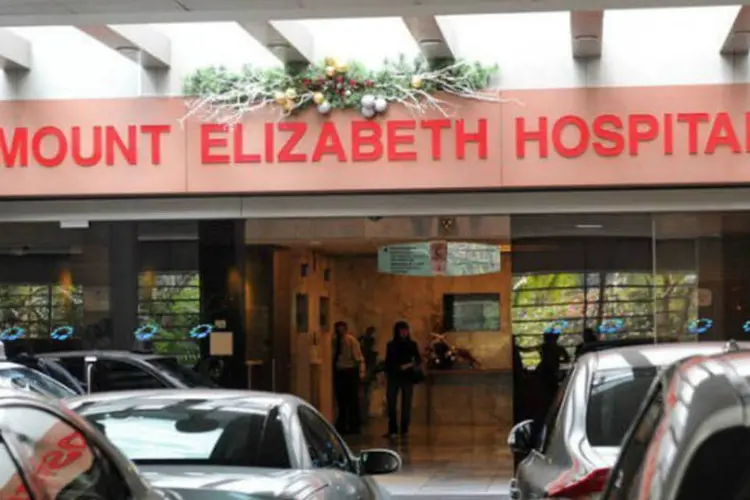 
	A jovem, que n&atilde;o teve a identidade revelada, chegou ao Hospital Mount Elizabeth em um estado &quot;extremamente cr&iacute;tico&quot;
 (©afp.com / Roslan Rahman)