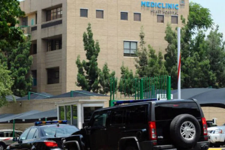 
	Carros oficiais na entrada do hospital onde acredita-se que o ex-presidente Nelson Mandela esteja internado
 (©afp.com / Alexander Joe)
