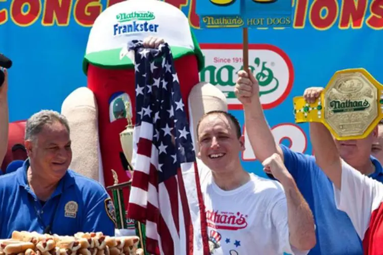 Joey Chestnut celebra sua vitória na competição de hot-dogs nos EUA (Getty Images)