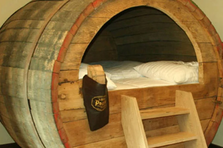 Cama feita de barril de cerveja no hotel Beverland , na Alemanha (Divulgação)
