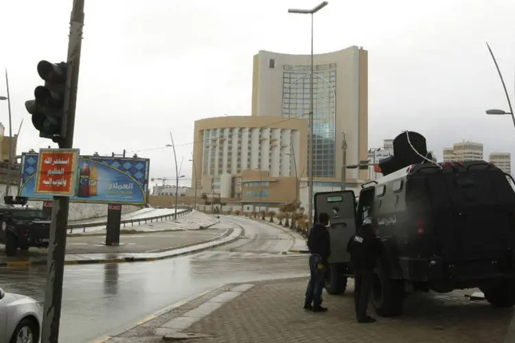 Hotel na Líbia: homens armados entraram no saguão do hotel e começaram a atirar a esmo (Ismail Zitouny/Reuters)