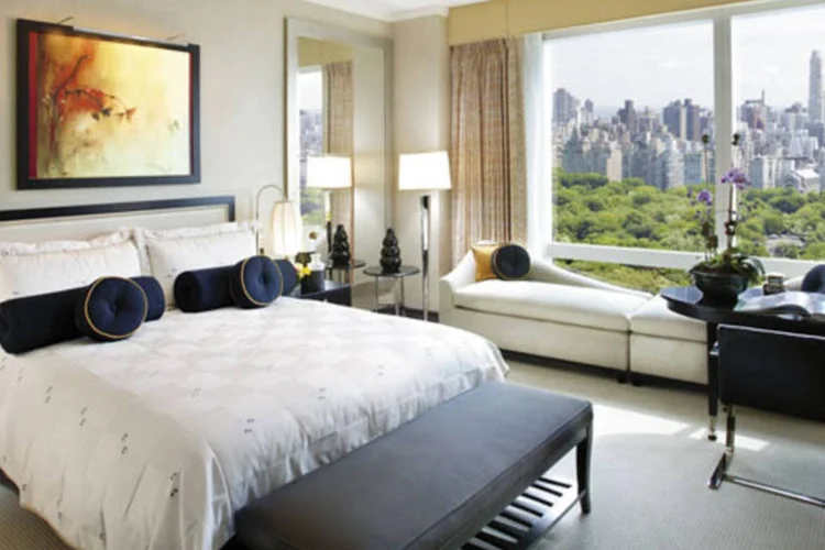 Um bom quarto de hotel costuma ter uma cama enorme, king size ou até mesmo um tamanho maior, customizado (Divulgação/Divulgação)