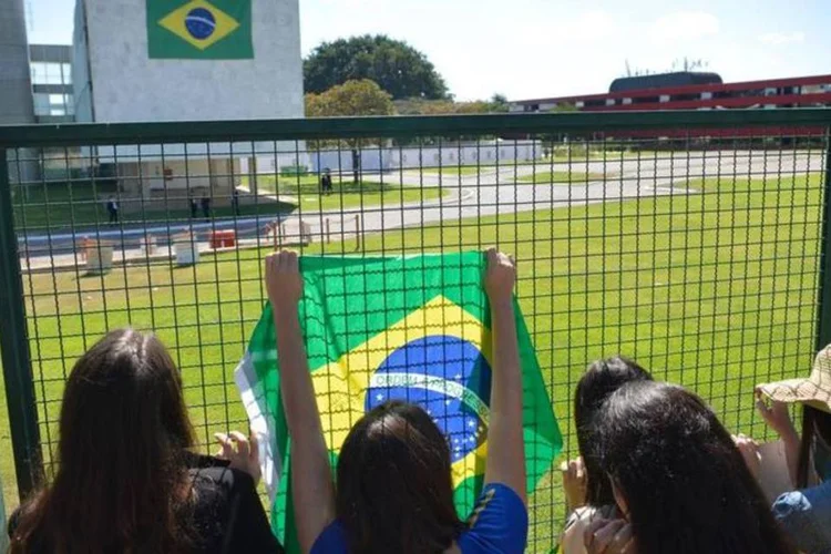 Torcedores fazem festa na porta do hotel onde a seleção está hospedada, em Brasília (Fabio Rodrigues Pozzebom/Agência Brasil)