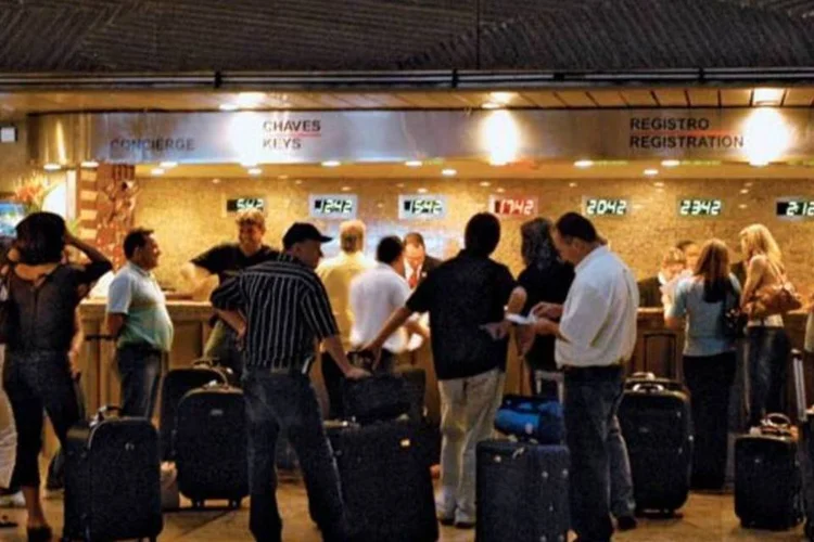 Fila na recepção de hotel em São Paulo: situação crítica (Bia Parreiras/EXAME.com)