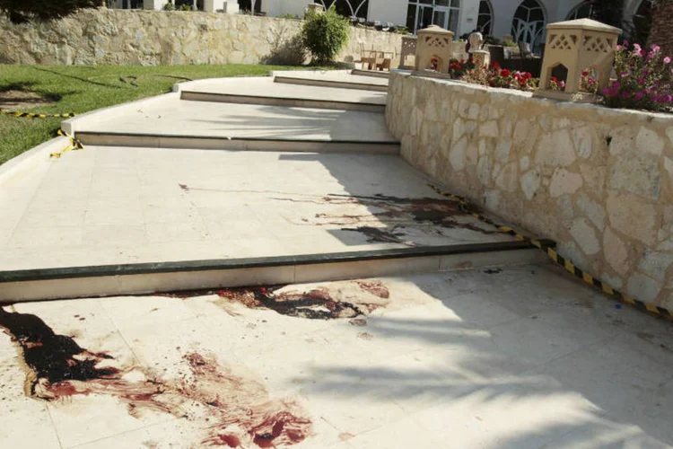 
	Hotel na Tun&iacute;sia: n&uacute;mero de mortos no ataque ao hotel de praia Imperial Marhaba, no resort popular de Sousse, foi revisado para 38
 (Reuters)