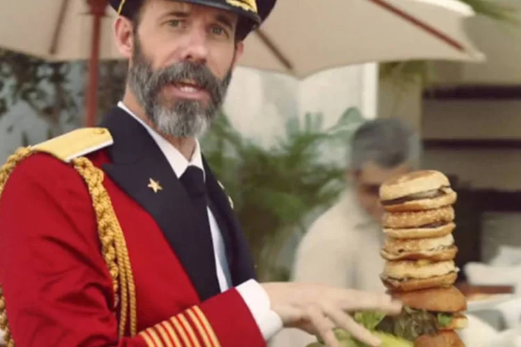 Personagem Capitain Obvious, do Hotels.com: personagem apresenta aqueles termos óbvios que geralmente aparecem na descrição do hotel (Reprodução/YouTube)