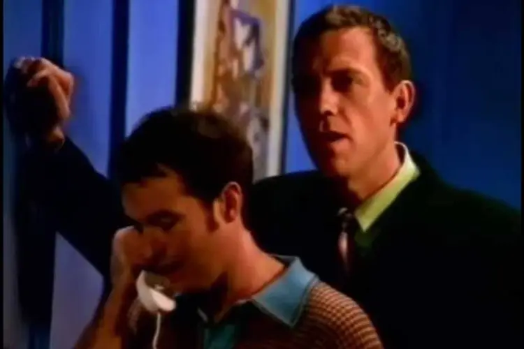 
	Hugh Laurie, o Dr. House, nem parece ser t&atilde;o rabugento neste comercial da BT, operadora de telecomunica&ccedil;&atilde;o americana, dos anos 90
 (Reprodução/Youtube)