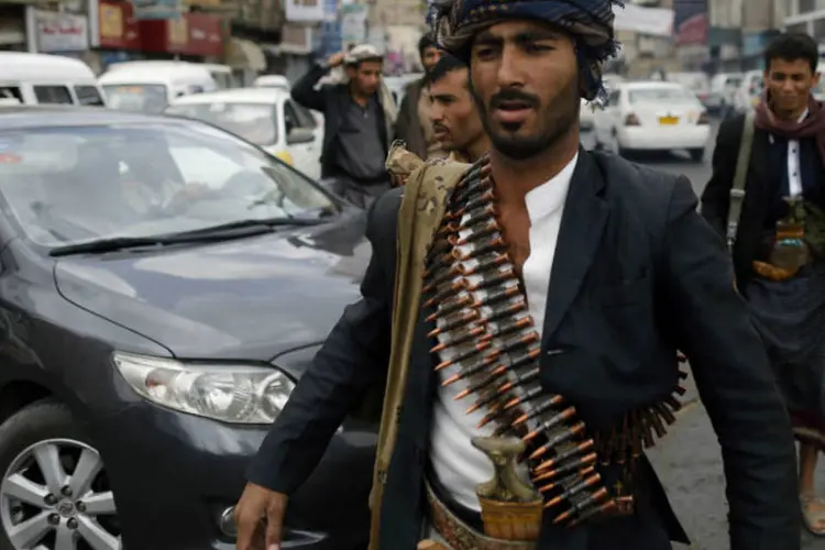 
	Um rebelde xiita Houthi caminha em rua de Sanaa, no I&ecirc;men: avan&ccedil;o de anti-americanos ocorre em pa&iacute;s central para campanha contra Al Qaeda
 (Khaled Abdullah/Reuters)