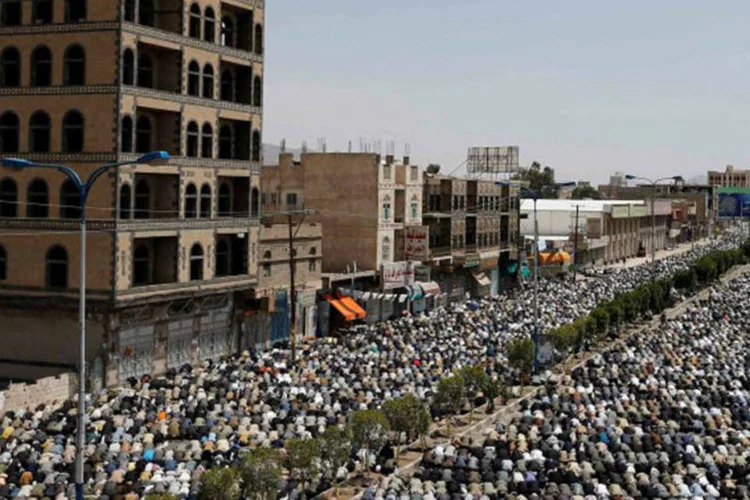 Seguidores do movimento xiita houthi: ao menos 20 soldados do governo foram mortos em um ataque com um carro-bomba e tiros de artilharia (Khaled Abdullah/Reuters)