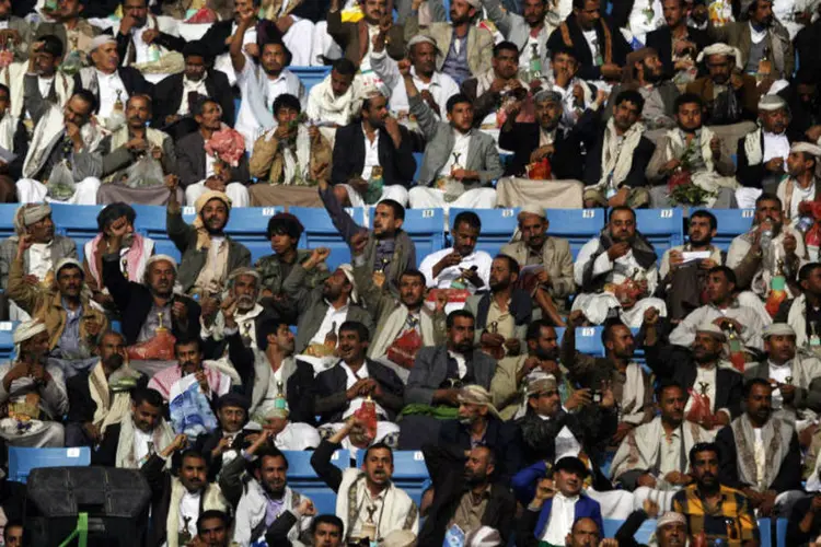
	Pessoas gritam palavras de ordem durante reuni&atilde;o tribal organizada pelo movimento xiita Houthi em Sanaa, I&ecirc;men
 (Mohamed al-Sayaghi/Reuters)