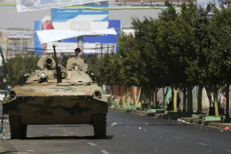 
	Ve&iacute;culo militar houthi anda em rua que leva ao pal&aacute;cio presidencial durante confrontos em Sanaa
 (Khaled Abdullah/Reuters)