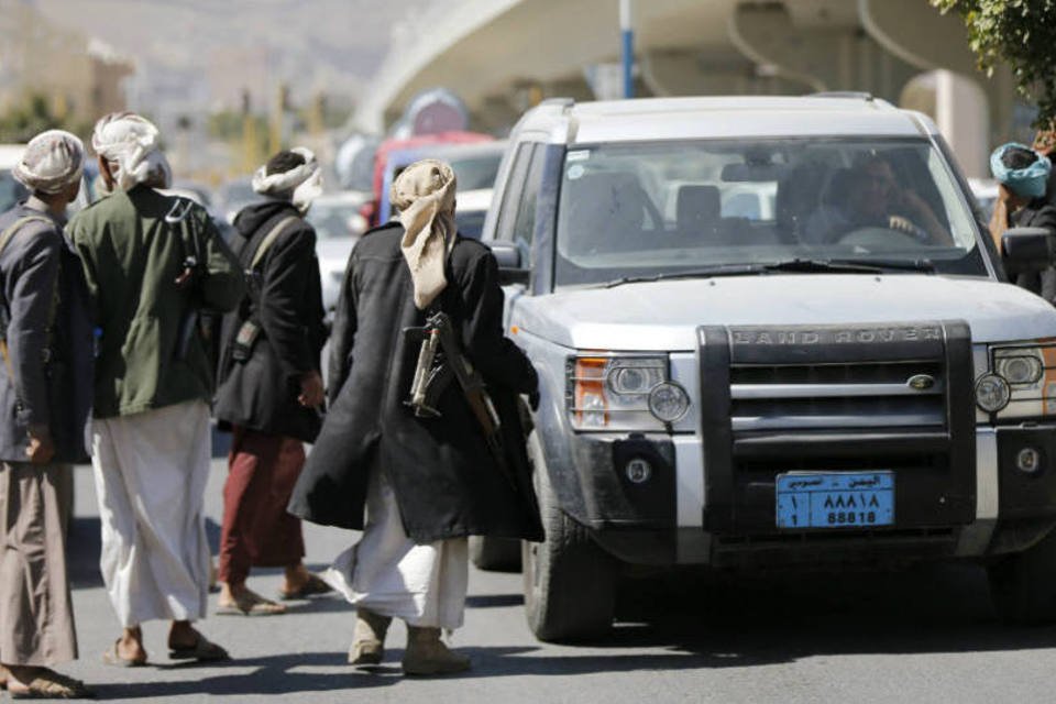 Rebeldes tomam controle de base militar fora de Sanaa
