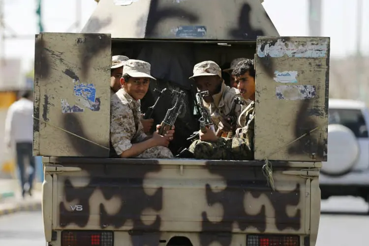 
	Carro com rebeldes Houthis: suas for&ccedil;as bombardearam de forma &quot;indiscriminada&quot; bairros residenciais de Taiz e saquearam alimentos e rem&eacute;dios
 (Khaled Abdullah/Reuters)