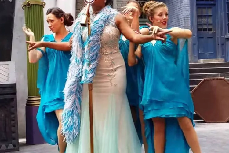 Atriz interpreta cantora Celestina Warbeck em apresentação no The Wizarding World of Harry Potter, parque temático em Orlando (Reprodução/Youtube)