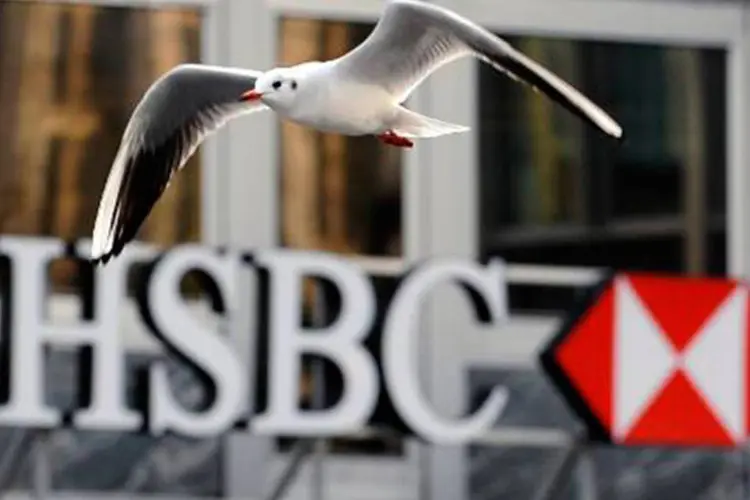 Pássaro passa por logo do HSBC (Fabrice Coffrini/AFP)