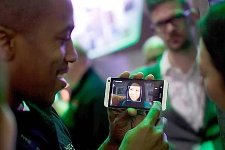 
	Smartphone da HTC: enquanto o crescimento de telefones mais caros est&aacute; desacelerando, a HTC ainda oferece &ldquo;o melhor hardware al&eacute;m do iPhone&rdquo; com seu HTC One
 (David Ramos / Getty Images)