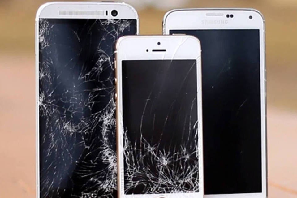 Galaxy S5 derrota iPhone 5s em teste de resistência