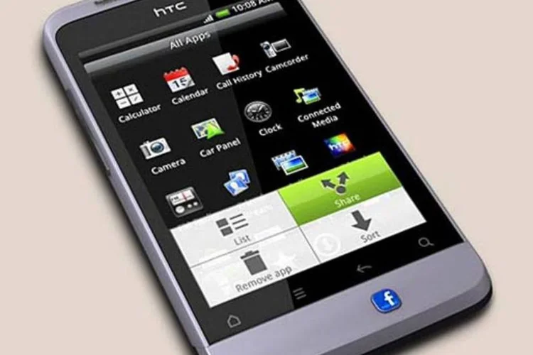 A HTC já produz dois smartphones com botões dedicados para acesso ao Facebook, ChaCha e Salsa (na foto) (Divulgação)