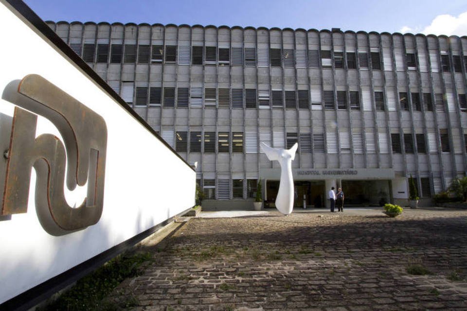 Funcionários do Hospital da USP protestam contra cortes