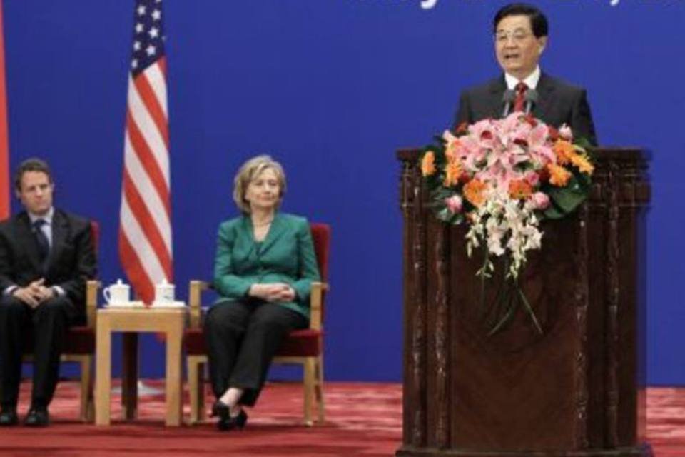 Hu Jintao fala sobre o iuane, moeda chinesa, enquanto os secretários de Estado, Hillary Clinton, e do Tesouro Americano, Timothy Geithner, assistem ao discurso.   (.)