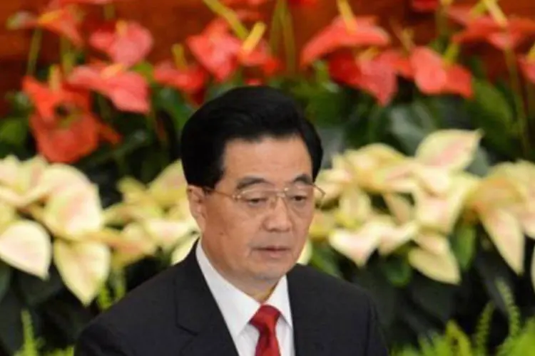 
	Hu Jintao faz discurso na abertura do Congresso do Partido Comunista: especialistas acreditam que ele deve deixar o cargo para n&atilde;o criar instabilidade ao pa&iacute;s
 (Goh Chai Hin/AFP)