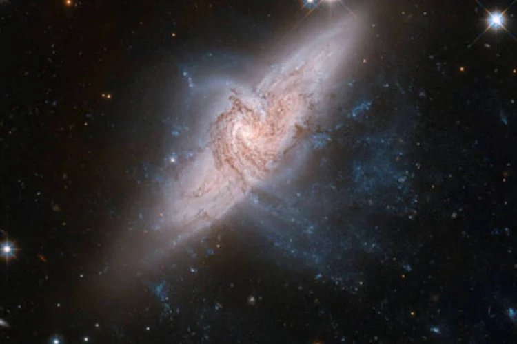 
	Espa&ccedil;o: cientistas chineses fazem descobertas sobre a origem das primeiras gal&aacute;xias do universo
 (NASA, ESA, the Hubble Heritage Team (STScI/AURA)-ESA/Hubble Collaboration, and W. Keel (University of Alabama))