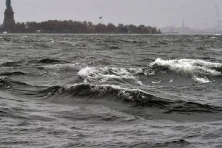 
	Ondas s&atilde;o vistas no rio Hudson, em NY, com chegada do furac&atilde;o Sandy em 29 de outubro de 2012
 (Timothy A. Clary/AFP)