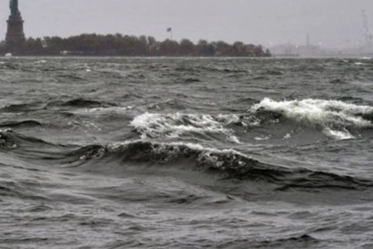 
	Ondas s&atilde;o vistas no rio Hudson, em NY, com a chegada de Sandy, em 29 de outubro
 (Timothy A. Clary/AFP)