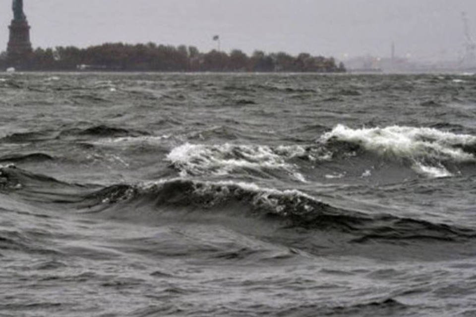 NY tenta restabelecer serviços públicos após Sandy