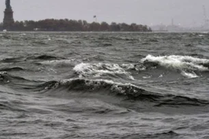 Imagem referente à matéria: Helicóptero cai no rio Hudson em Nova York e deixa 6 mortos; veja vídeo
