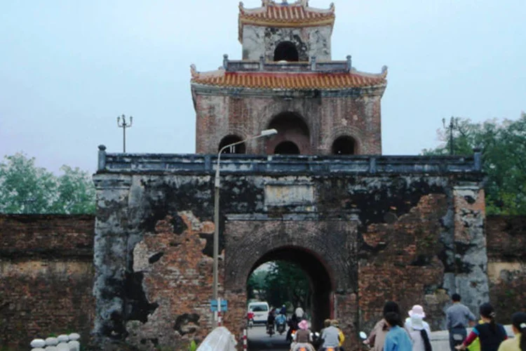 
	Portal da cidade de Hue, no Vietn&atilde;: Casas e ruas ficaram inundadas na antiga cidade imperial de Hue, classificada como Patrim&ocirc;nio Mundial da Unesco
 (Wikimedia Commons)