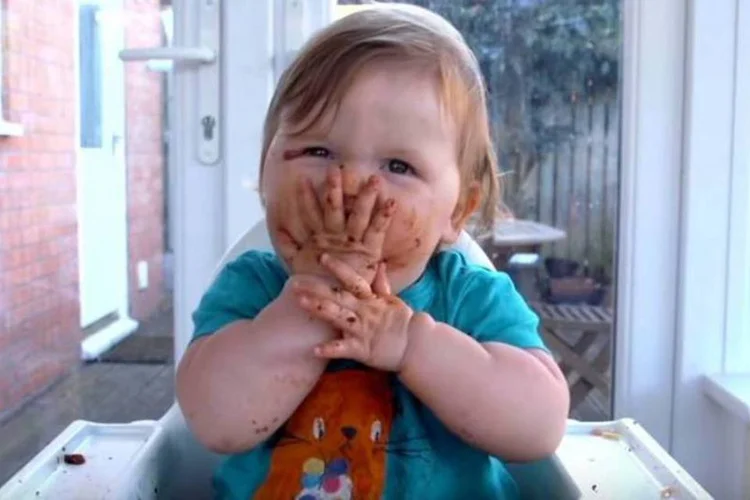 
	Campanha da Huggies mostra beb&ecirc;s se lambuzando com comida em seu primeiro Dia de A&ccedil;&atilde;o de Gra&ccedil;as
 (Reprodução/YouTube)