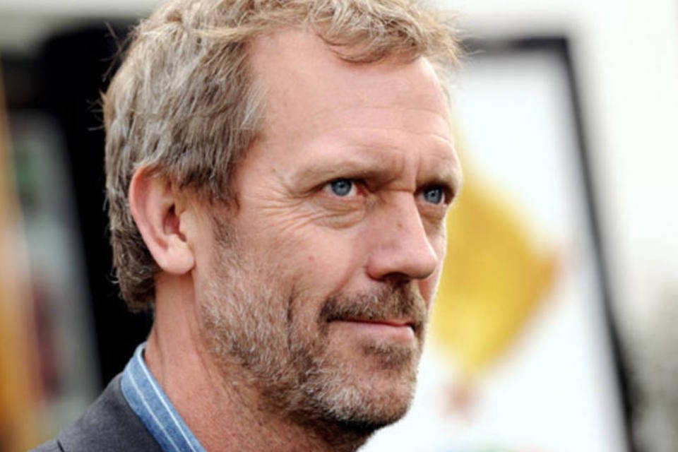 Hugh Laurie negocia retorno à TV como pirata Barba Negra