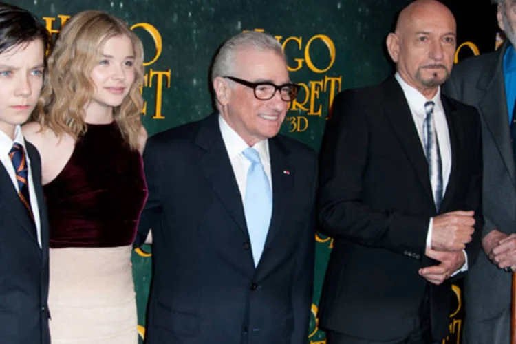 Atores do longa posam ao lado do diretor (c): inspirado no livro 'A extraordinária invenção de Hugo Cabret', o filme narra a história de um menino órfão e com muita imaginação