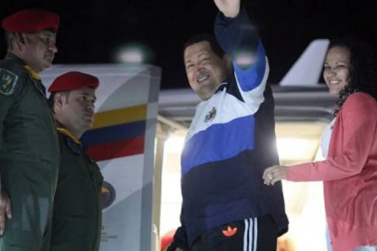 
	Hugo Ch&aacute;vez acena antes de viajar a Havana: ele havia dito no come&ccedil;o do ano que exames indicavam que ele estava livre do c&acirc;ncer
 (©AFP / Presidencia)