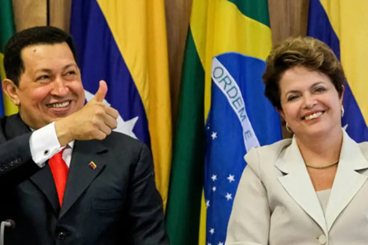 
	Hugo Ch&aacute;vez e Dilma Rousseff: o l&iacute;der venezuelano &nbsp;saudou a ades&atilde;o de seu pa&iacute;s ao Mercosul
 (Roberto Stuckert Filho/PR)