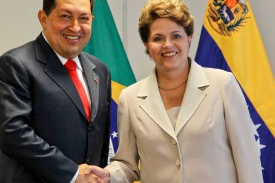 Em visita ao Brasil, Chávez recomenda 'força' a Palocci