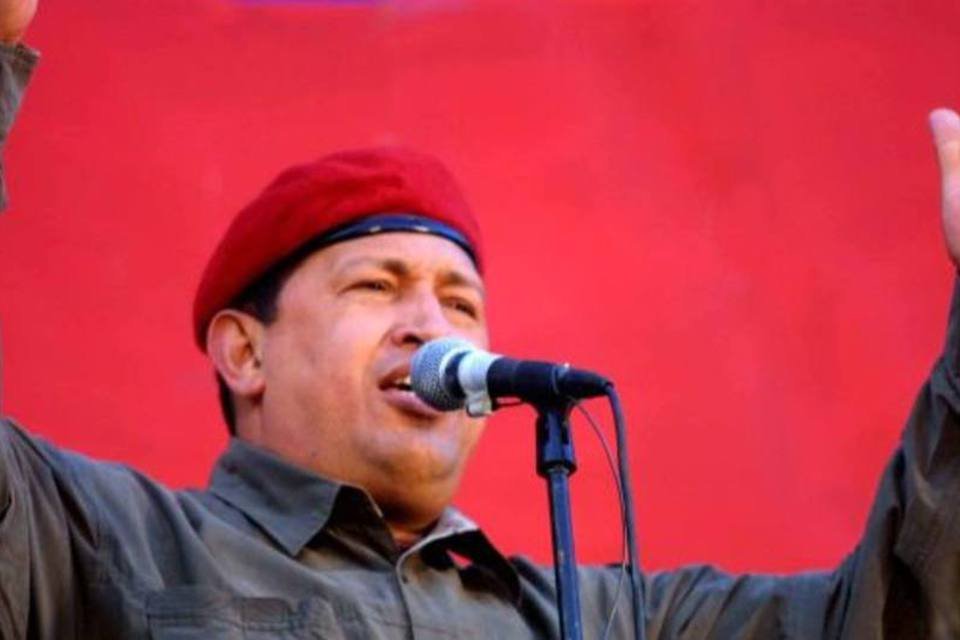 Chávez completa três dias em Caracas com silêncio do governo