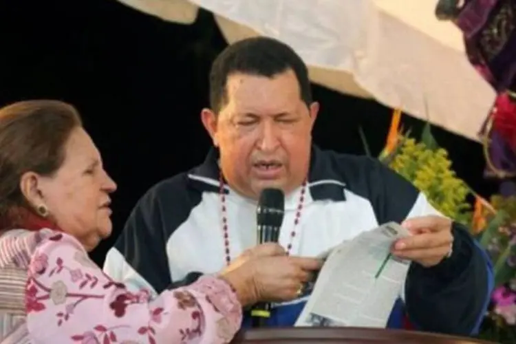 Hugo Chávez ao lado da mãe, Elena Frias, durante missa em Barinas, na Venezuela (Ho/AFP)
