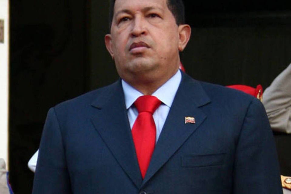 Chávez reaparece e visita soldados venezuelanos