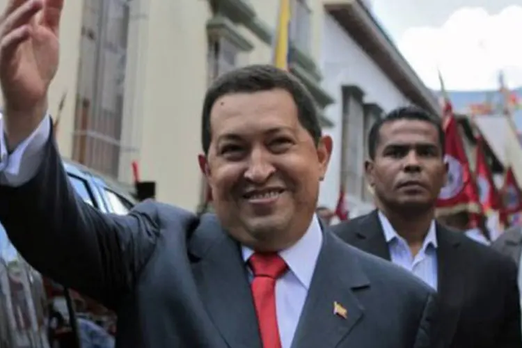 Chávez saúda os venezuelanos nas ruas de Caracas, no domingo: "não pensei um só instante em sair da Presidência" (AFP)