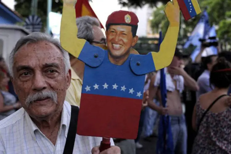 Homem segura um boneco de Hugo Chávez em uma manifestação em Buenos Aires em apoio ao presidente venezuelano
 (Alejandro Pagni/AFP)