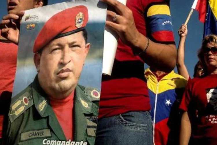 Cubanos lembram o primeiro aniversário da morte de Chávez: diplomata acredita que a morte do líder venezuelano teve importante papel na nova relação EUA-Cuba (Adalberto Roque/AFP)