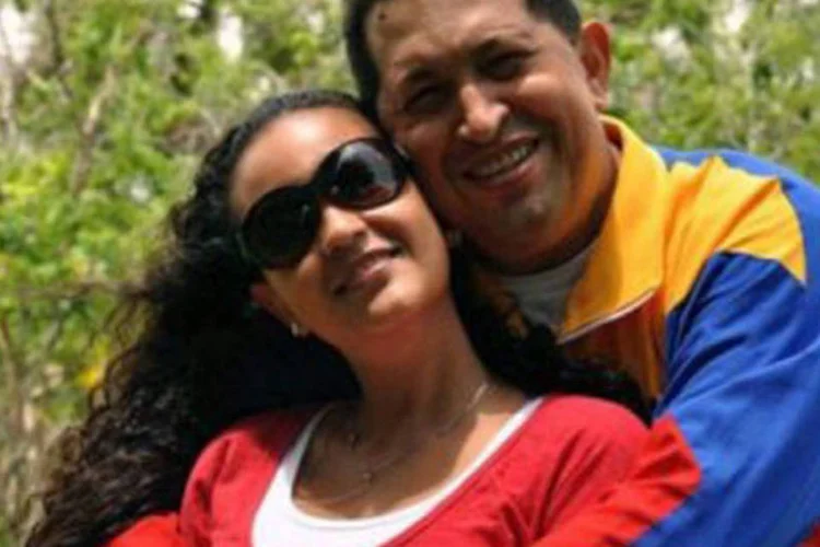 Hugo Chávez abraça a filha Rosa Virginia em foto publicada nesta segunda-feira por um site oficial cubano (Estudios Revolucion/AFP)