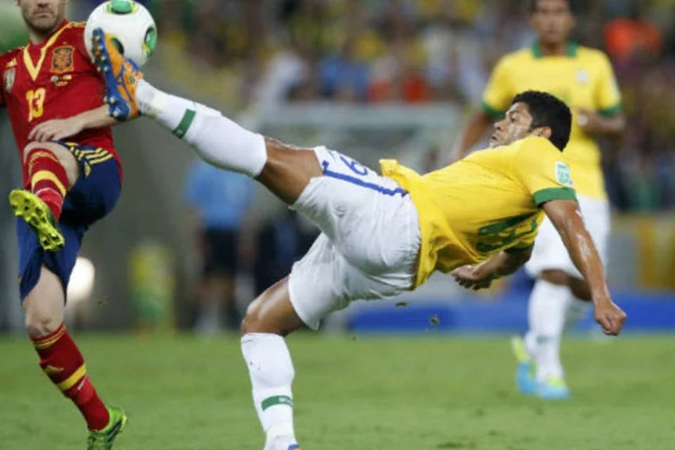 Atacante Hulk chuta bola durante a final da Copa das Confederações entre Brasil e Espanha, no Maracanã (REUTERS/Jorge Silva/Reprodução)